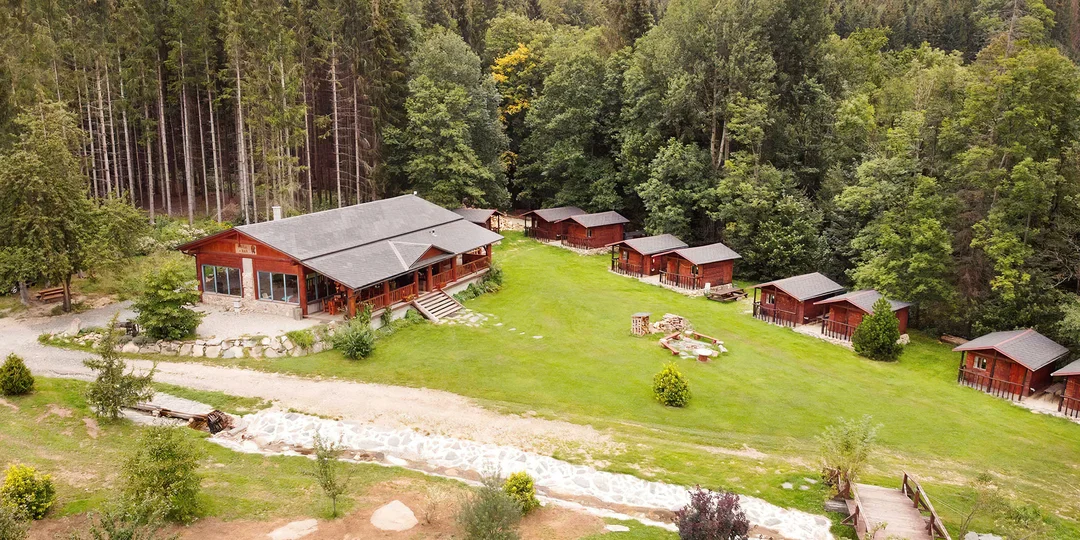 Pohoda v chatkách pri Jeseníku s raňajkami: areál s množstvom aktivít pre deti aj dospelých