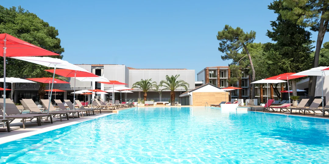Novo zrekonštruovaný 4* hotel v Umagu priamo pri mori: raňajky alebo polpenzia a wellness