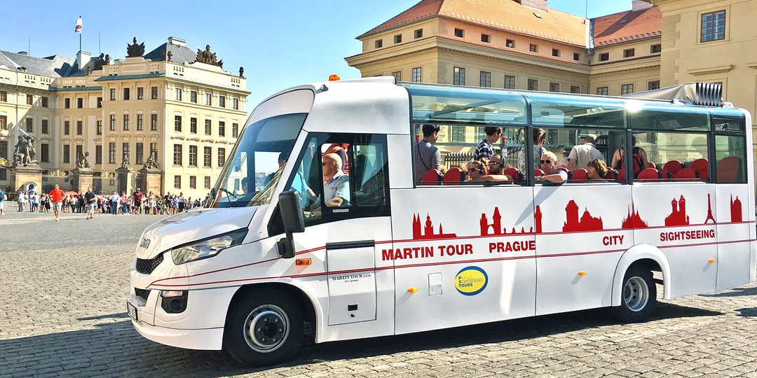 Okružná jazda Prahou: 1 hod. v otvorenom autobuse a 1 hod. plavby loďou pre deti i dospelých