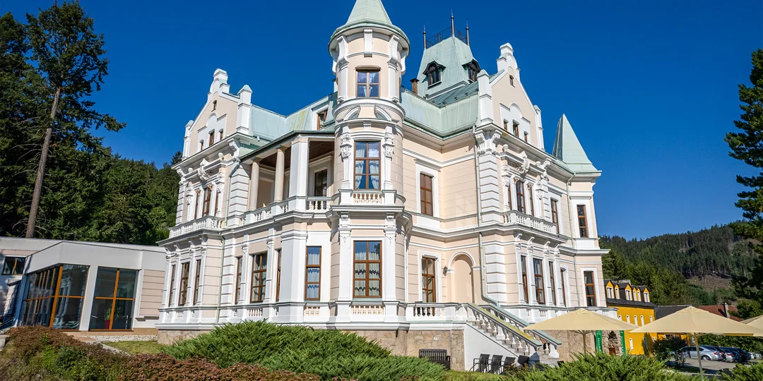 Luxusné chateau v Karlových Varoch s jedlom a neobmedzeným wellness