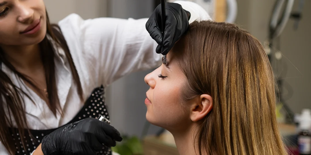Laminácia obočia, lash lift mihalníc alebo balíček procedúr