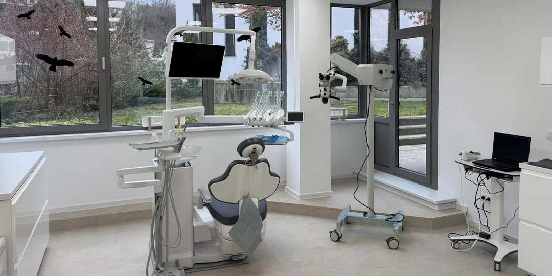 Bielenie zubov Purewhitening: kombinovaná procedúra v ambulancii aj doma