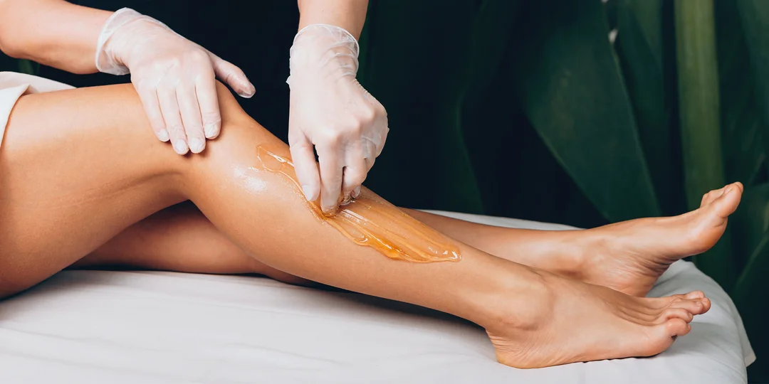 Depilácia voskom alebo cukrovou pastou: nohy, bikiny, podpazušie či ruky