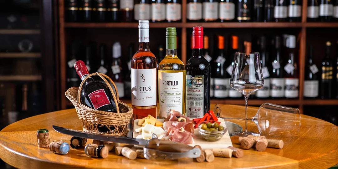 Exkluzívna degustácia so švajčiarskym syrom Raclette, slepá degustácia vín so someliérom alebo škola sabráže vo WINE EXPERT