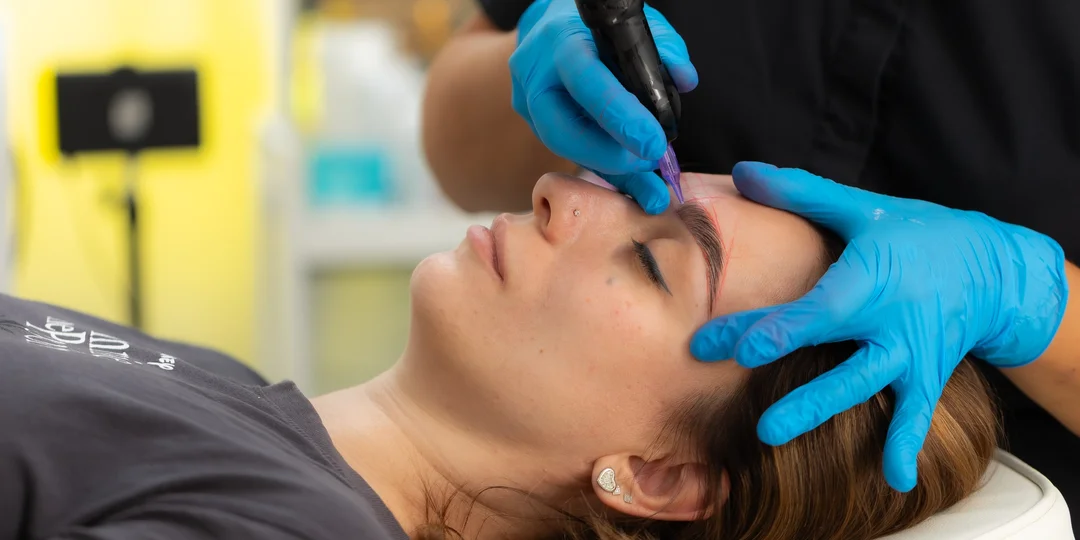 Permanentný make-up obočia púdrovou technikou alebo akvarelové pery