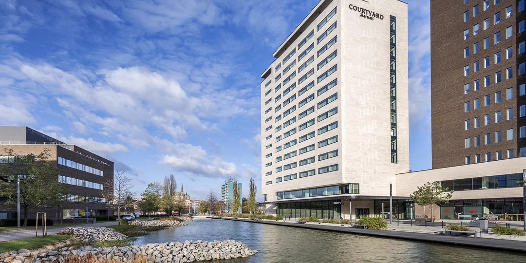 Moderný hotel siete Marriott v Brne: polpenzia, parkovanie a dieťa do 5,9 rokov zdarma