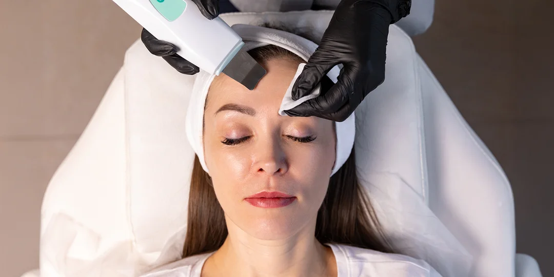 Kozmetické ošetrenia pre čistú a žiarivú pleť: čistenie, biorevitalizácia, masáž či exozómy