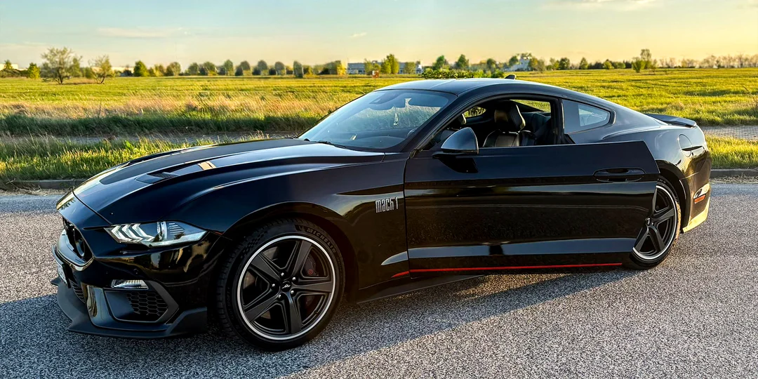 Zažite adrenalínovú jazdu na ikonickom Ford Mustang Mach 1 alebo v kabriolete Chevrolet Camaro