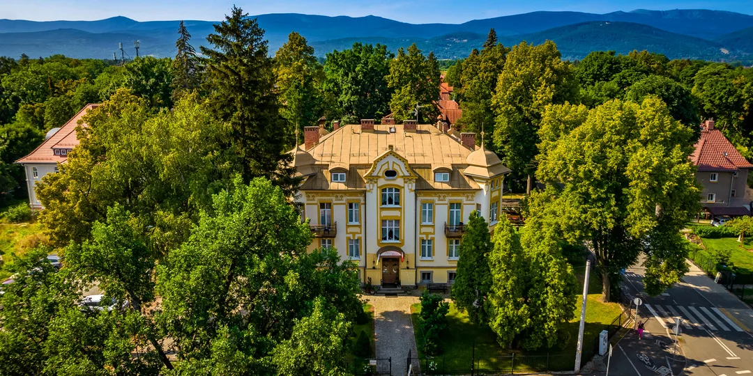 Polské lázně v Jelení Hoře: 3* hotel s polopenzí a vstup do termálních lázní