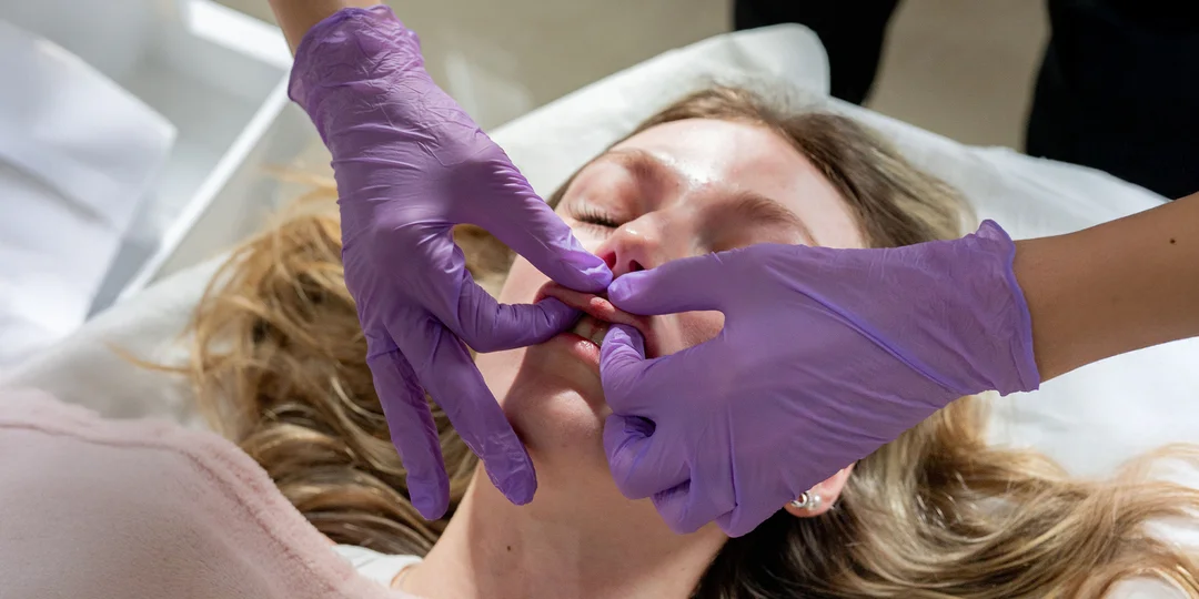 Masáže tváre pre relax aj omladenie: Facecontouring, lymfodrenáž či bukálna masáž