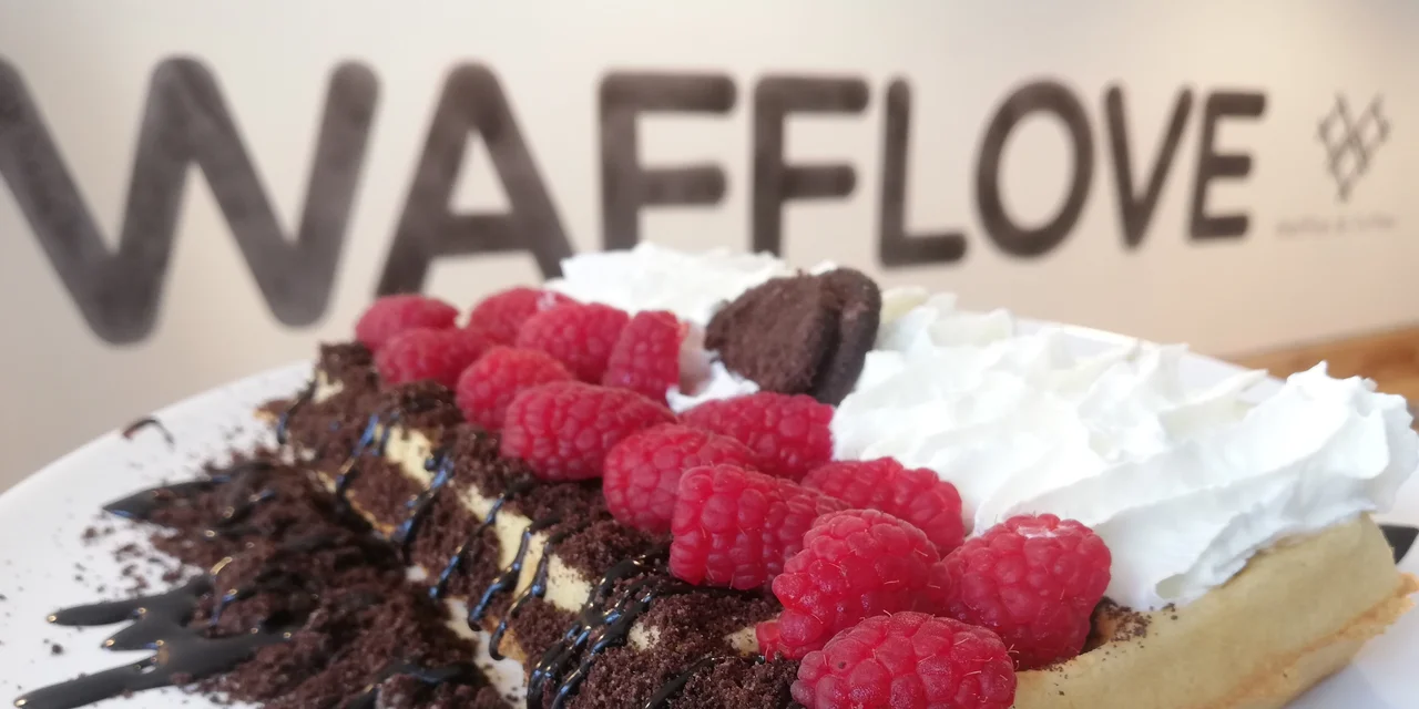 Výborná vafle z nabídky Brown cookies, s oreo drtí, šlehačkou, malinami a čokoládou