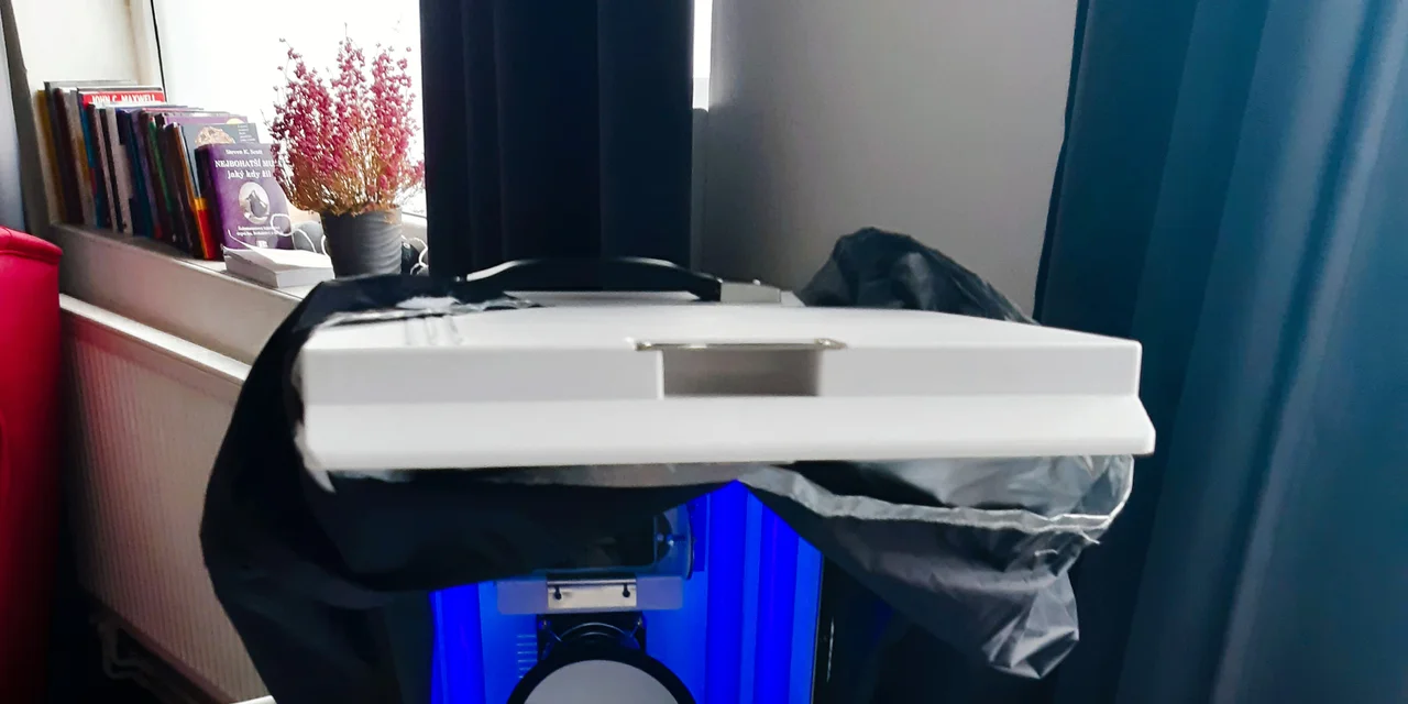 S.A.M. (skin analyzer machine) - přístroj na hloubkovou analýzu pleti.
