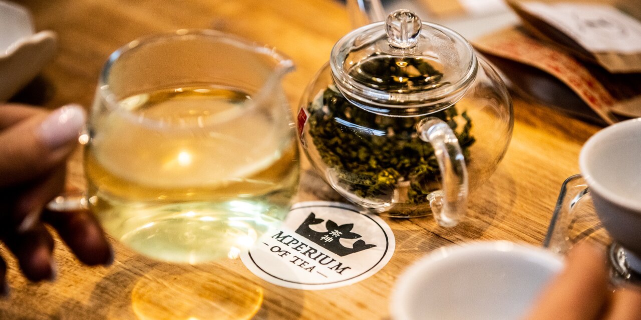 Osvojíte si jednoduchý a praktický styl přípravy čaje, dozvíte se základy etikety a jak správně přistupovat k čajovému obřadu.