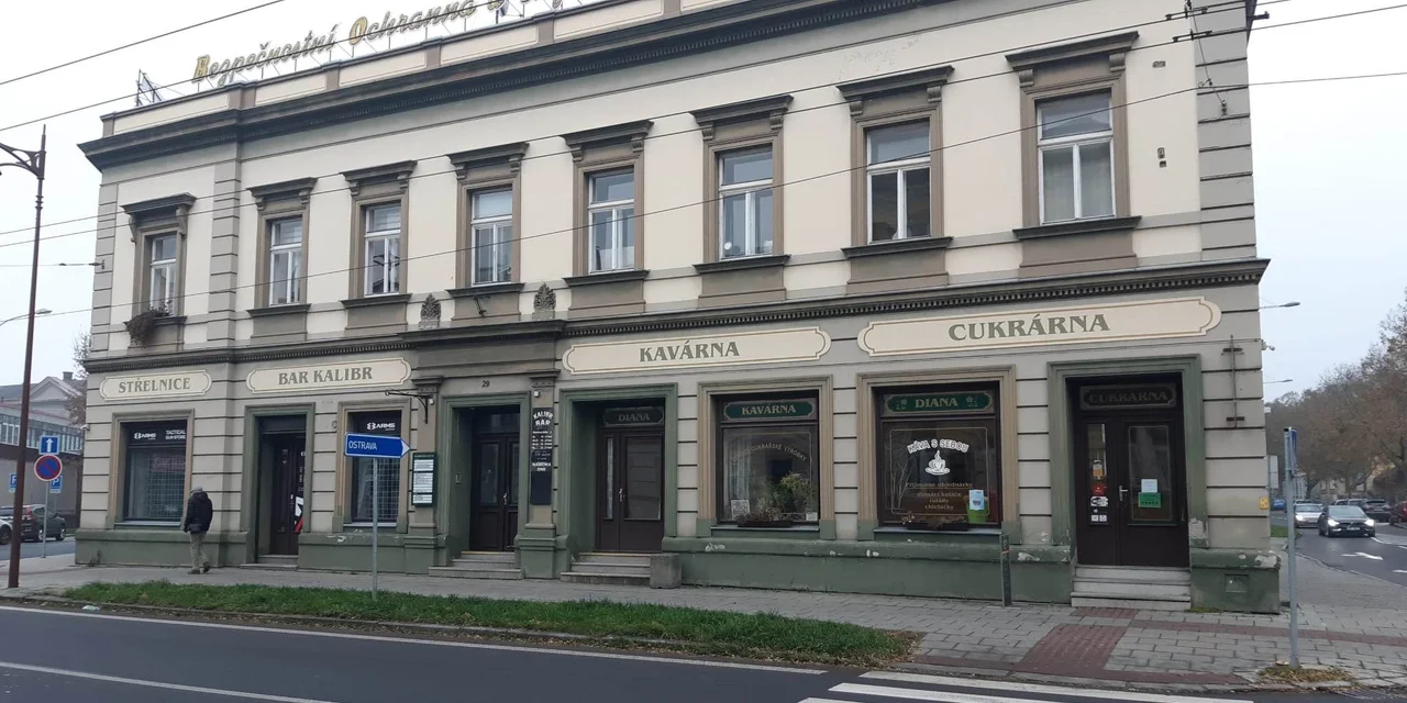 V suterénu budovy najdete střelnici.
