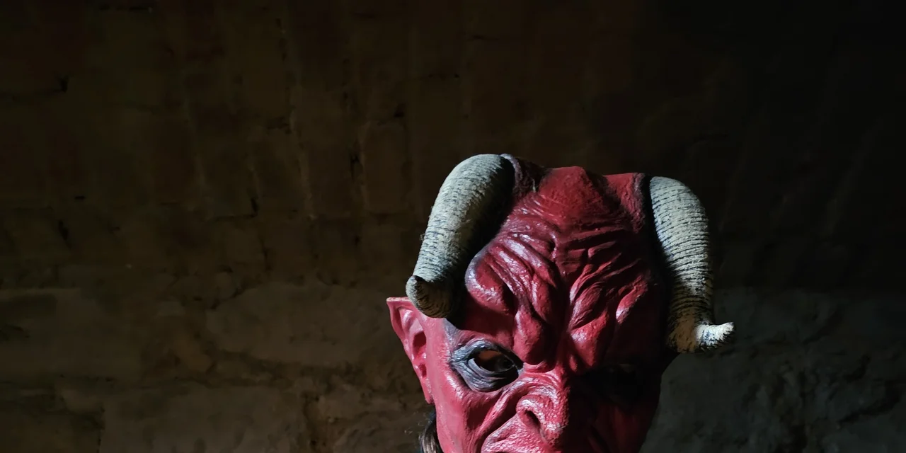 Lucifer s výpisem z knihy hříchů