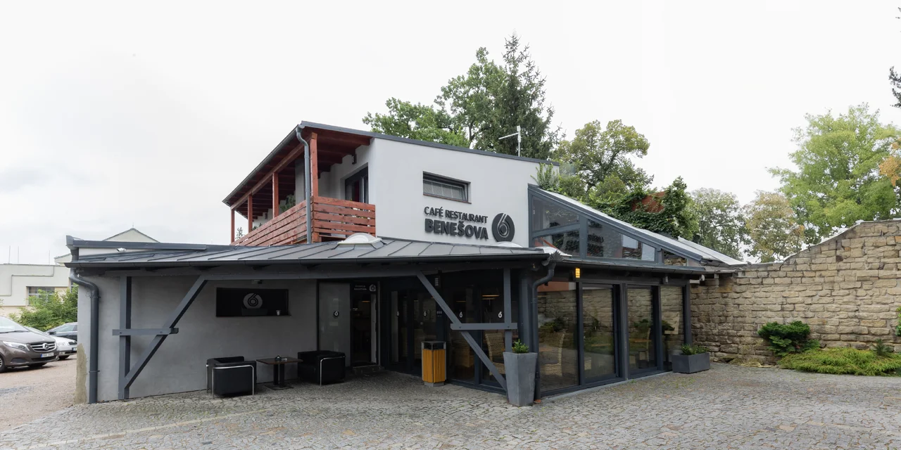 Dvůr s pohledem na restauraci a část hotelu Benešova 6