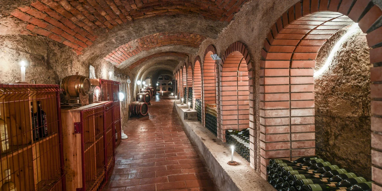 220-ročná vínna pivnica István v hoteli Korona.