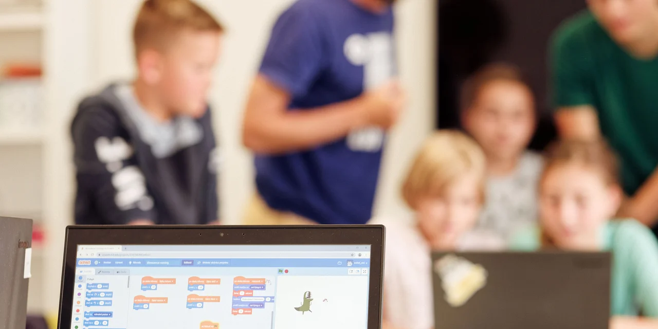 Základy digitálních dovedností ve Sratchi. Ideální volba pro seznámení s digitálním světem a budování motivace k tvoření.