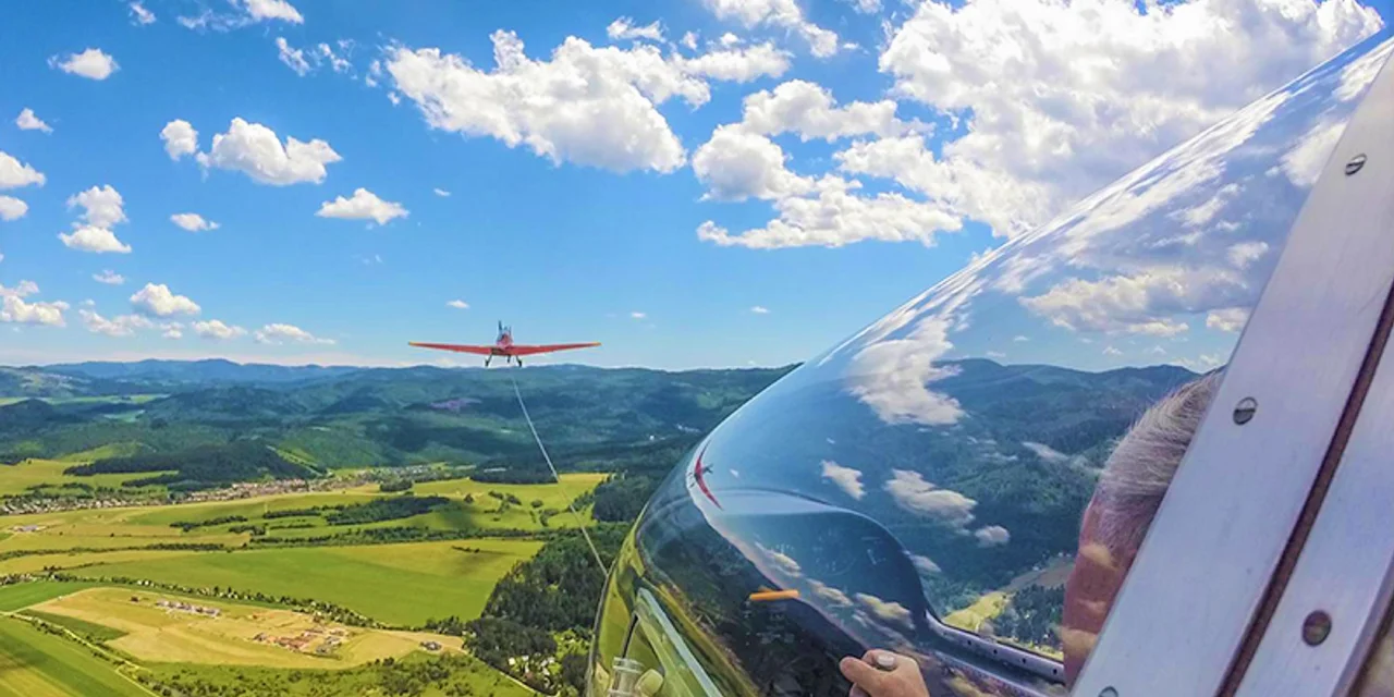 Let vetroňa sa začína tým, že ho motorové lietadlo vytiahne do oblakov