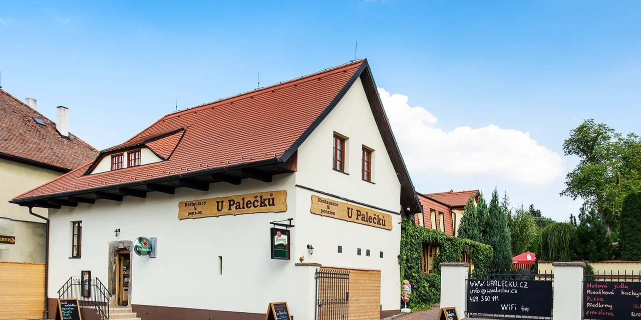 Vzhled budovy z příjezdové cesty