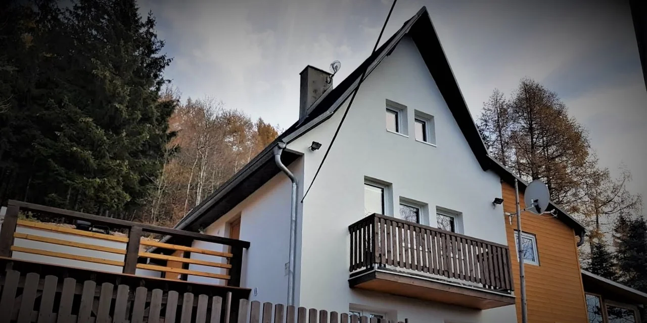 Pohled na chaty zepředu.