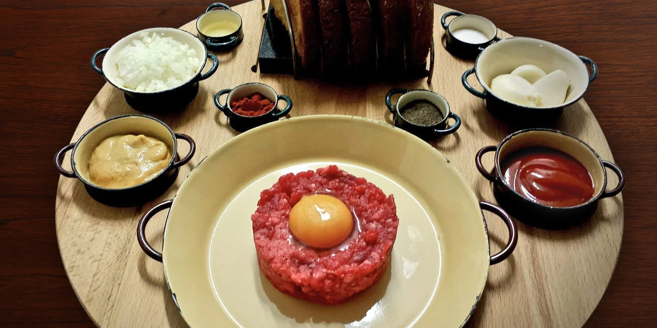 Pošmákněte si na tataráku z falešné svíčkové v legendární restauraci U Kalendů, kterou najdete na rohu Palackého náměstí a nábřeží směrem na Výtoň.