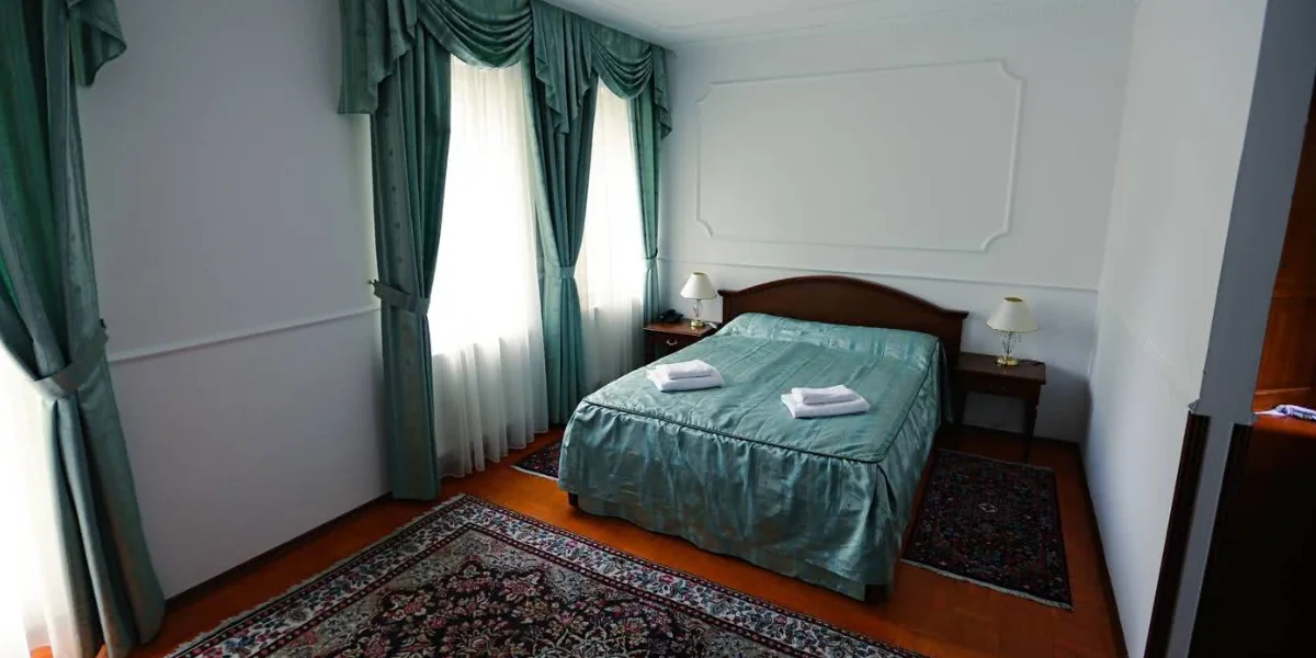 Elegantní hotel na kolonádě ve Varech: snídaně i večeře a vstup do lázní