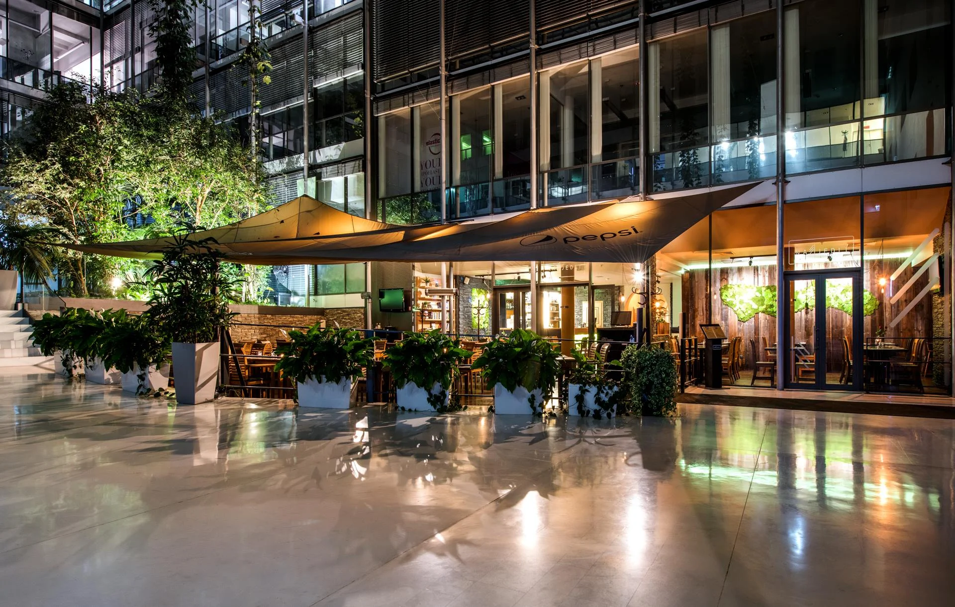Tříchodové menu v moderní restauraci s celoročně otevřenou zahrádkou pro 2 osoby