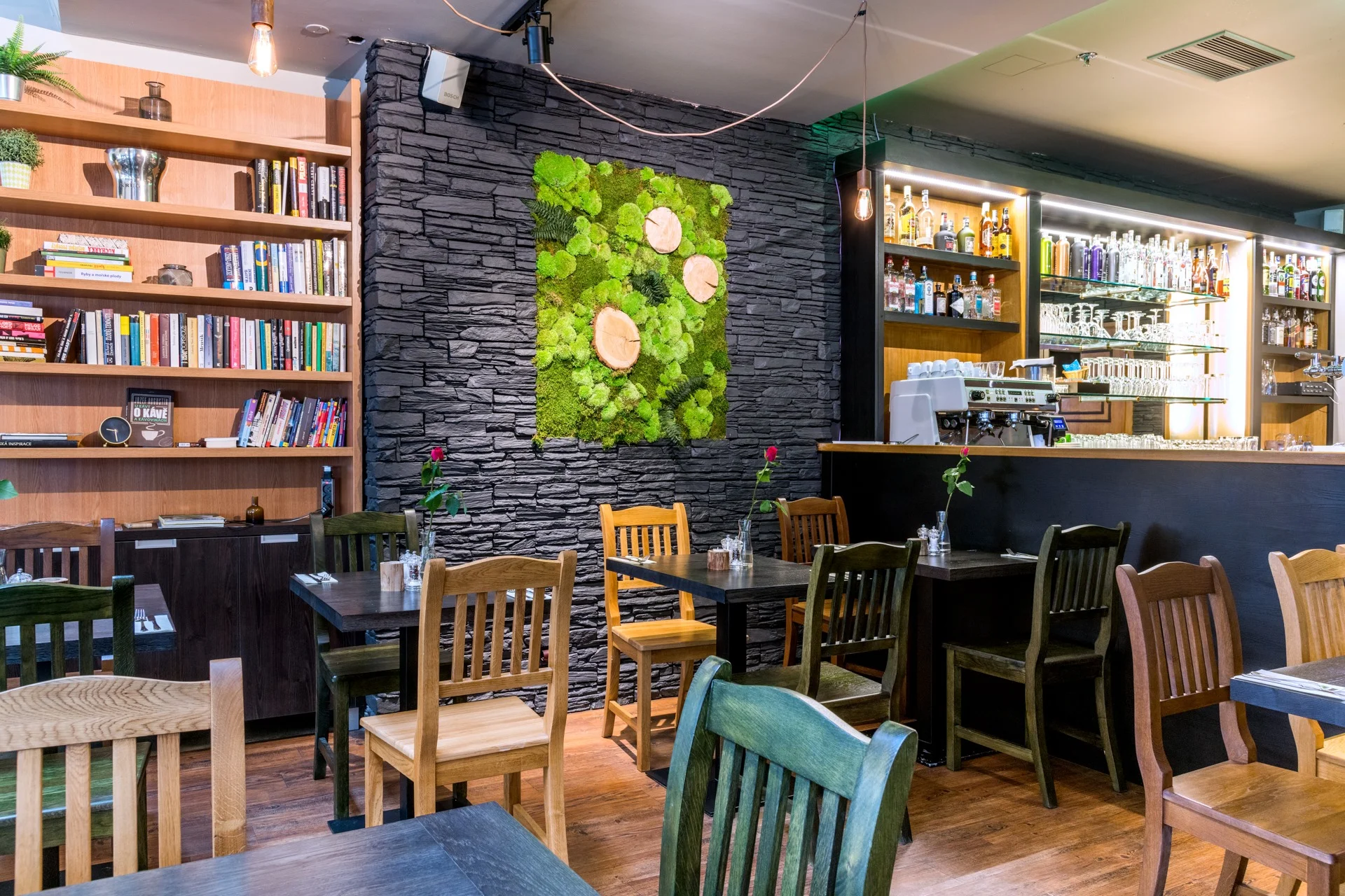 Tříchodové menu v moderní restauraci s celoročně otevřenou zahrádkou pro 2 osoby