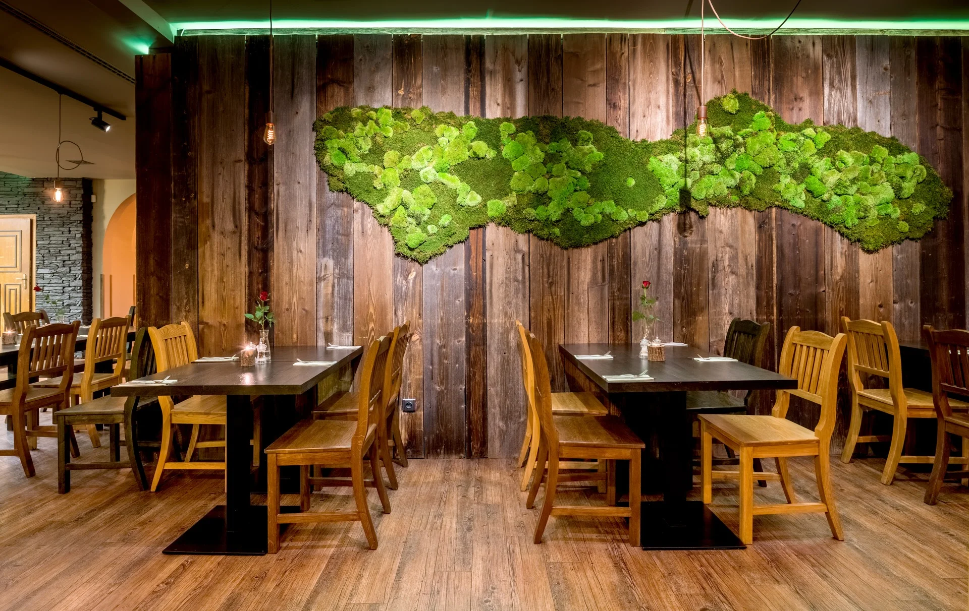 Tříchodové menu v moderní restauraci s celoročně otevřenou zahrádkou pro 2 osoby