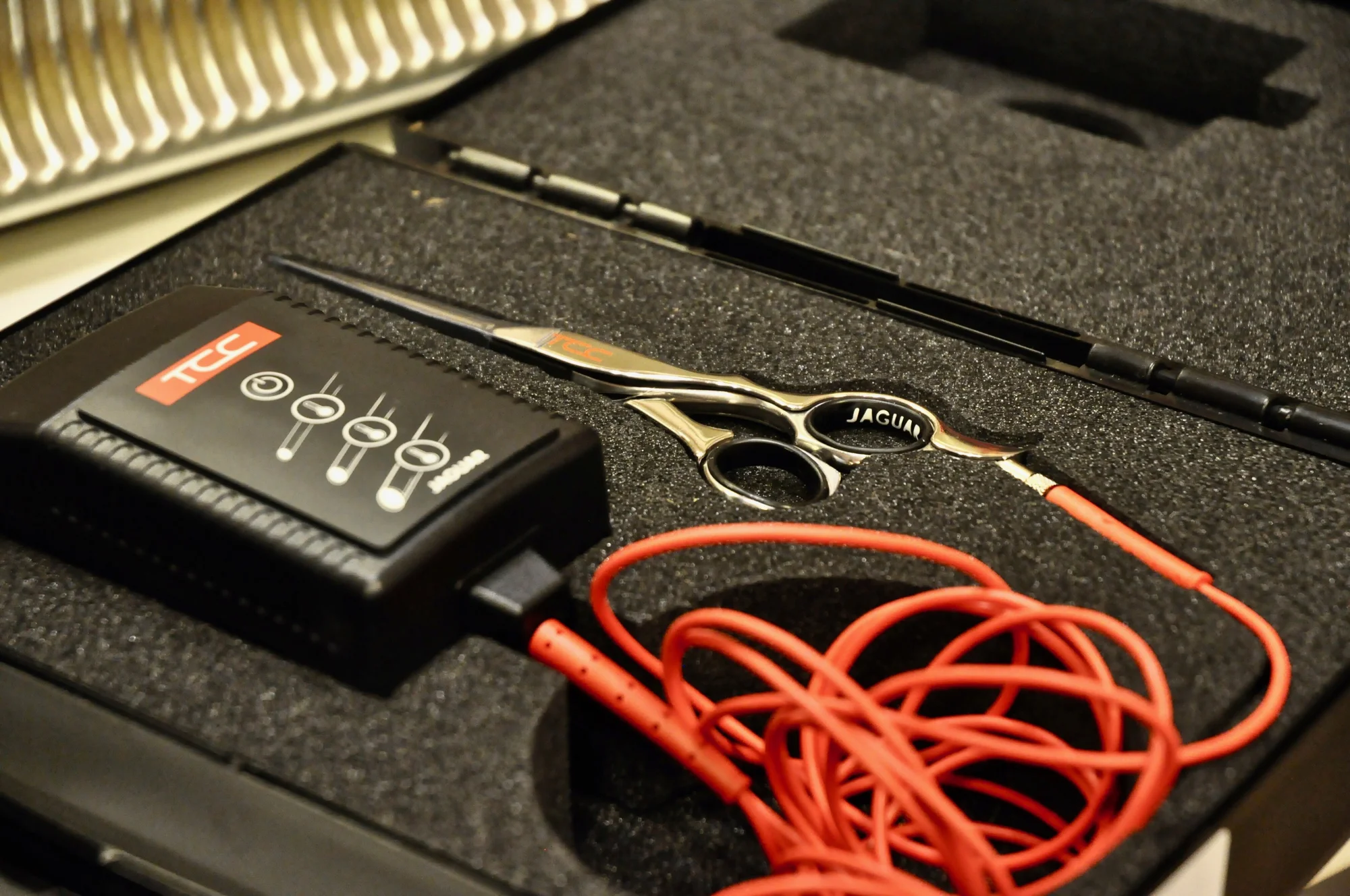 Zatočte s roztřepenými konečky: střih horkými nůžkami i vlasová hloubková výživa Aloxxi