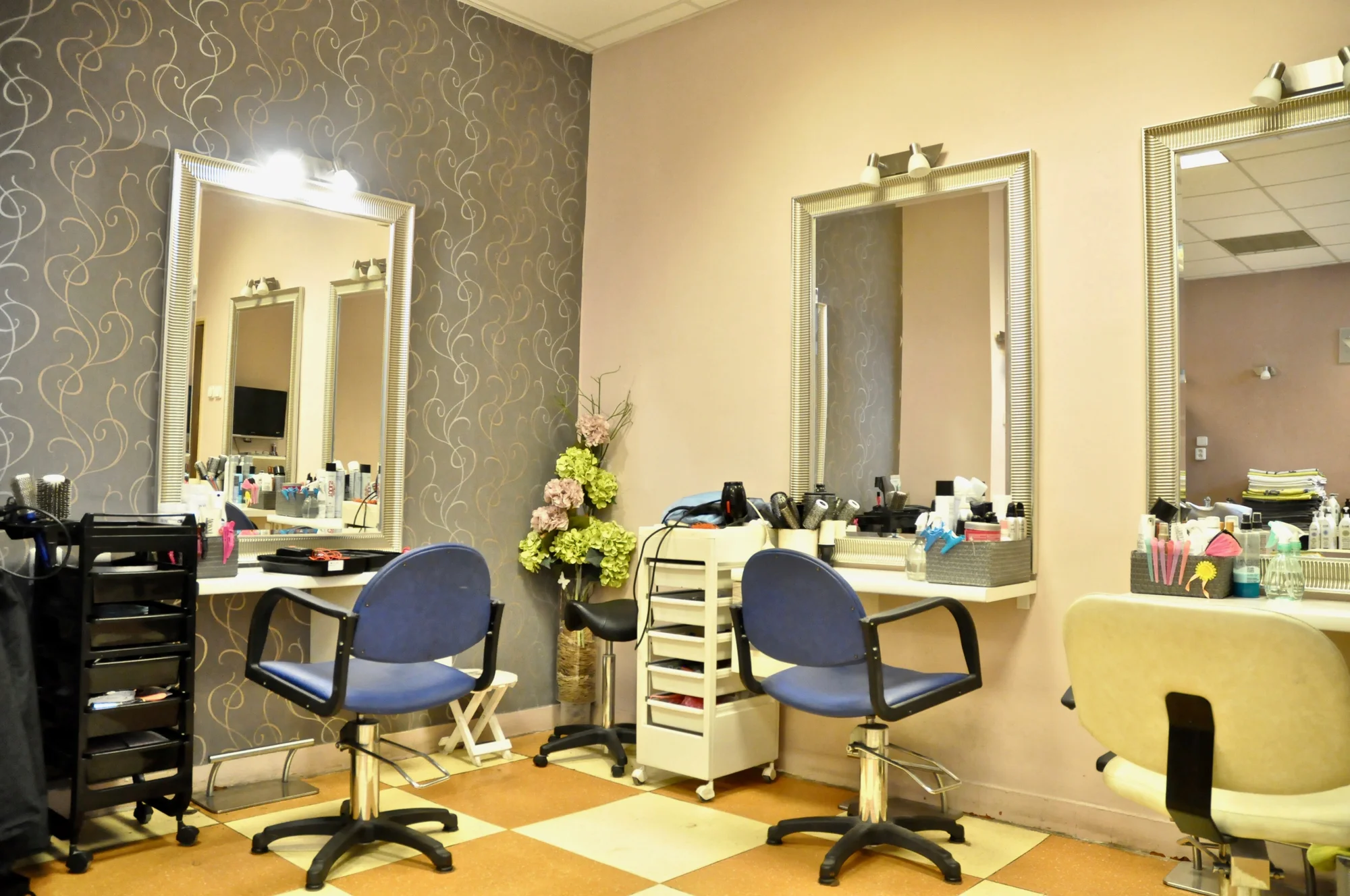 Zatočte s roztřepenými konečky: střih horkými nůžkami i vlasová hloubková výživa Aloxxi