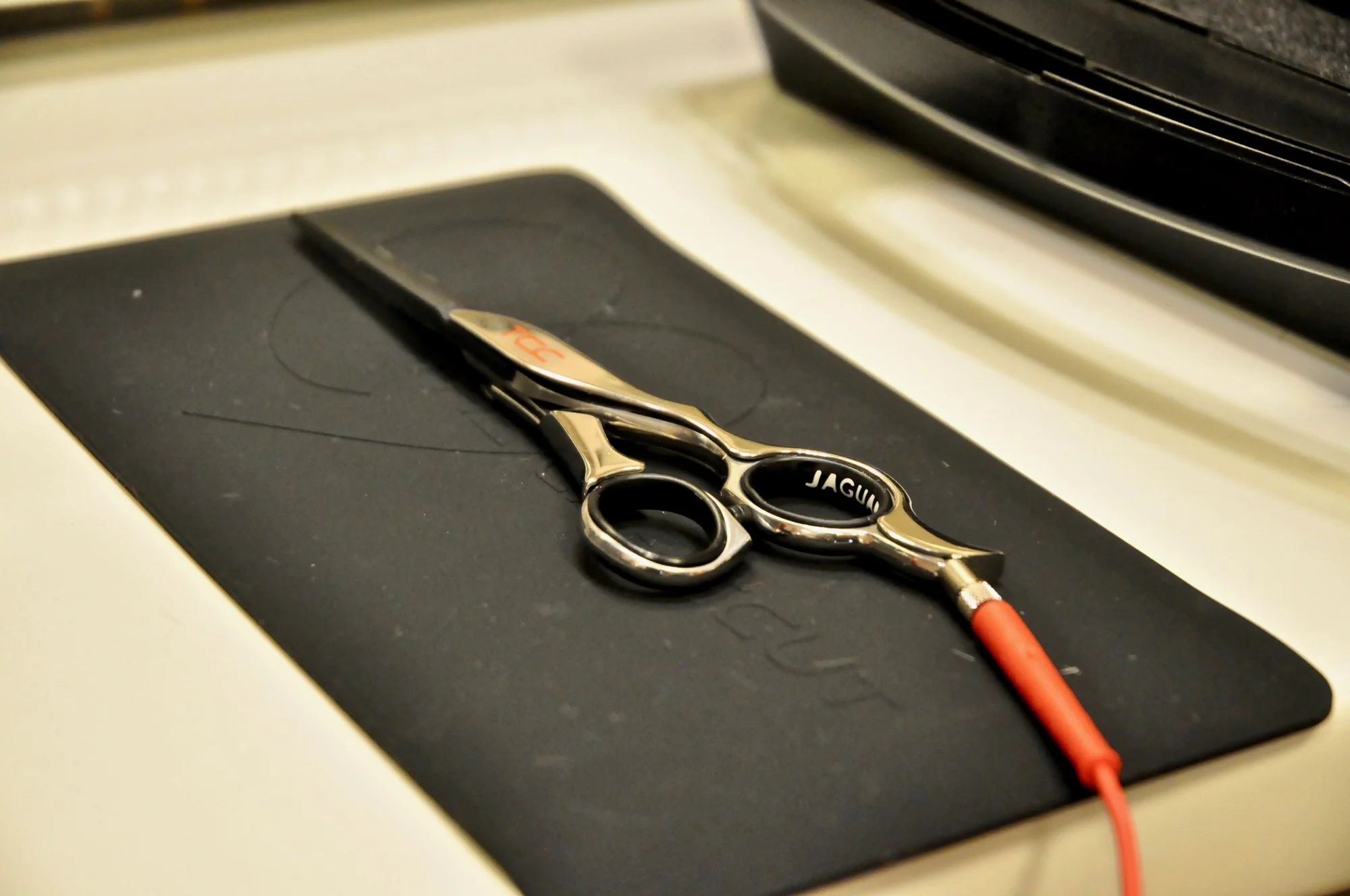 Zatočte s roztřepenými konečky: střih horkými nůžkami i vlasová hloubková výživa Aloxxi