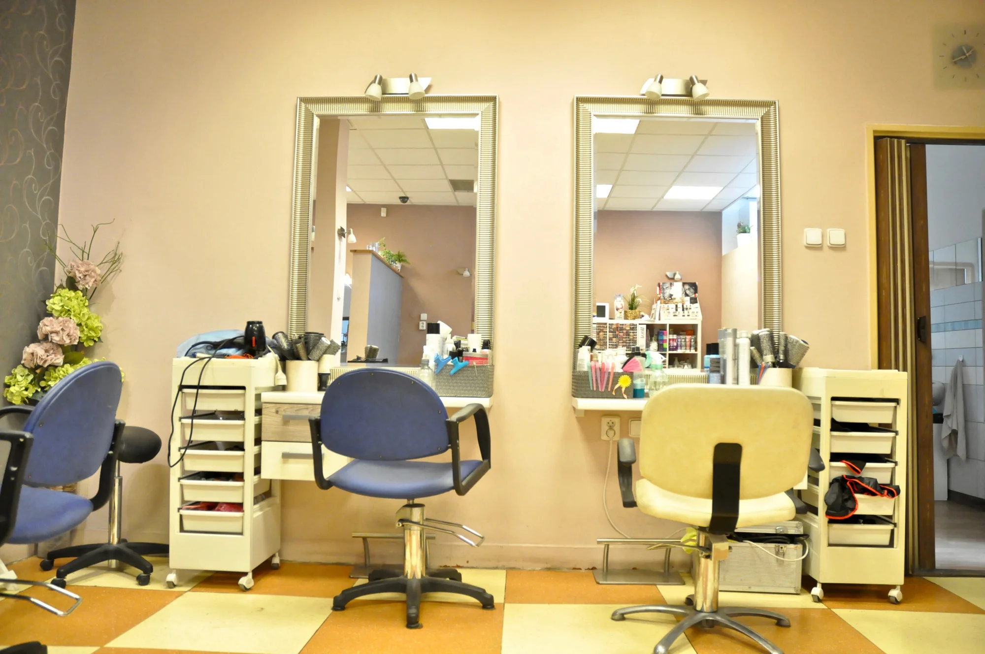 Zatočte s roztřepenými konečky: střih horkými nůžkami i vlasová hloubková výživa Aloxxi