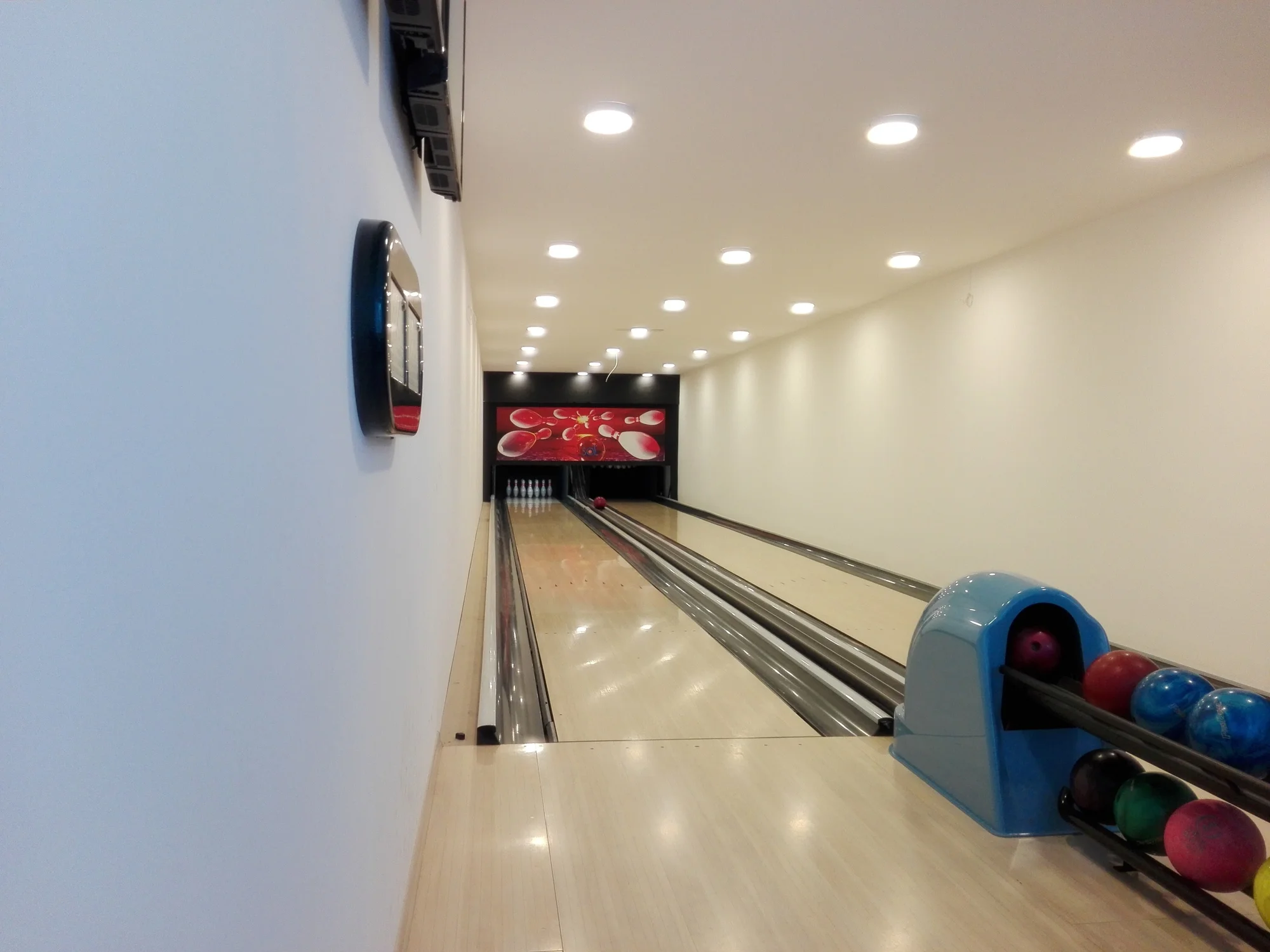 Pořádná nálož kuřecích křídel i s hranolky a hodina bowlingu až pro 8 hráčů