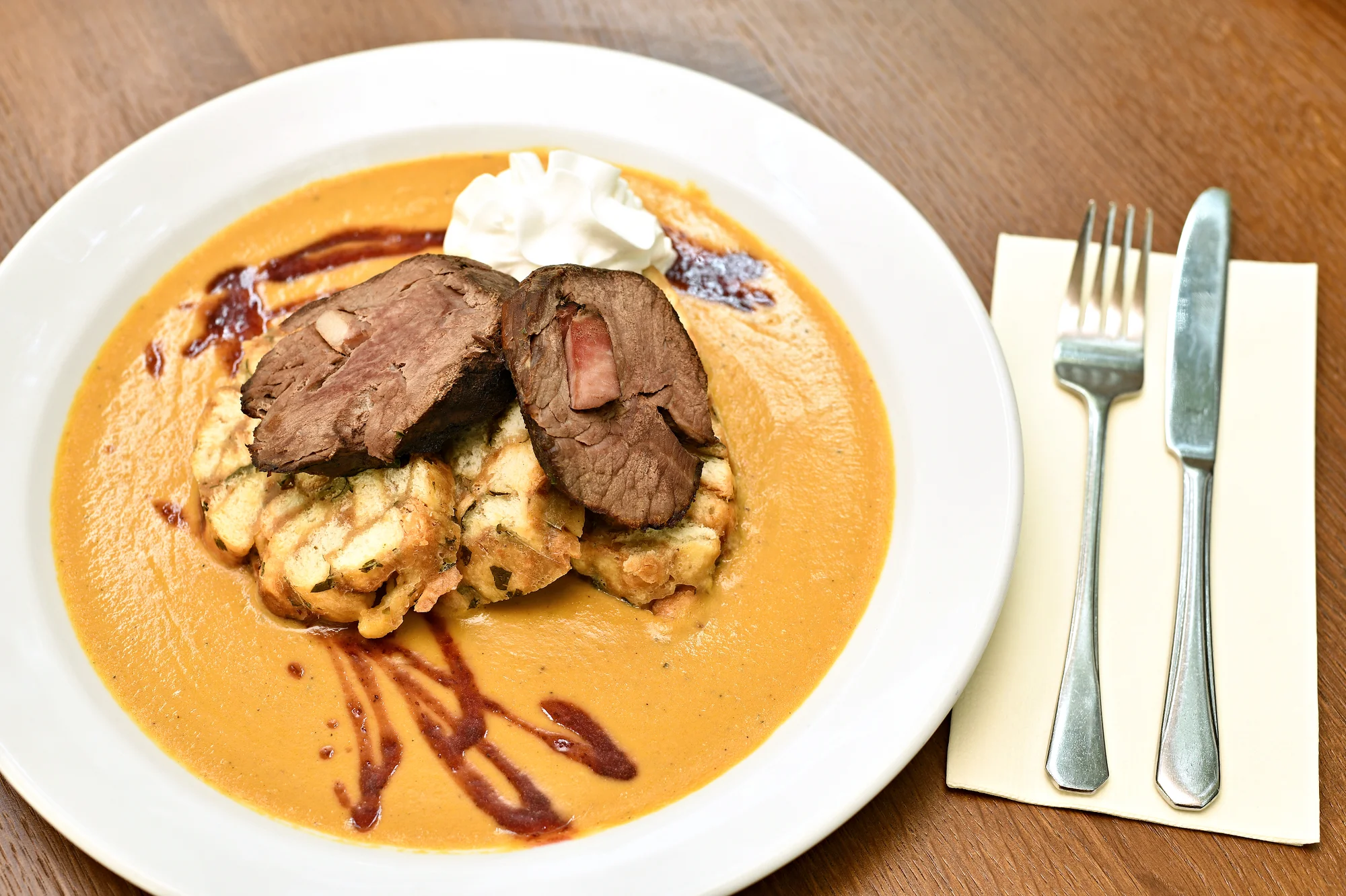 Tříchodové menu v moderní restauraci s celoročně otevřenou zahrádkou pro 2 osoby