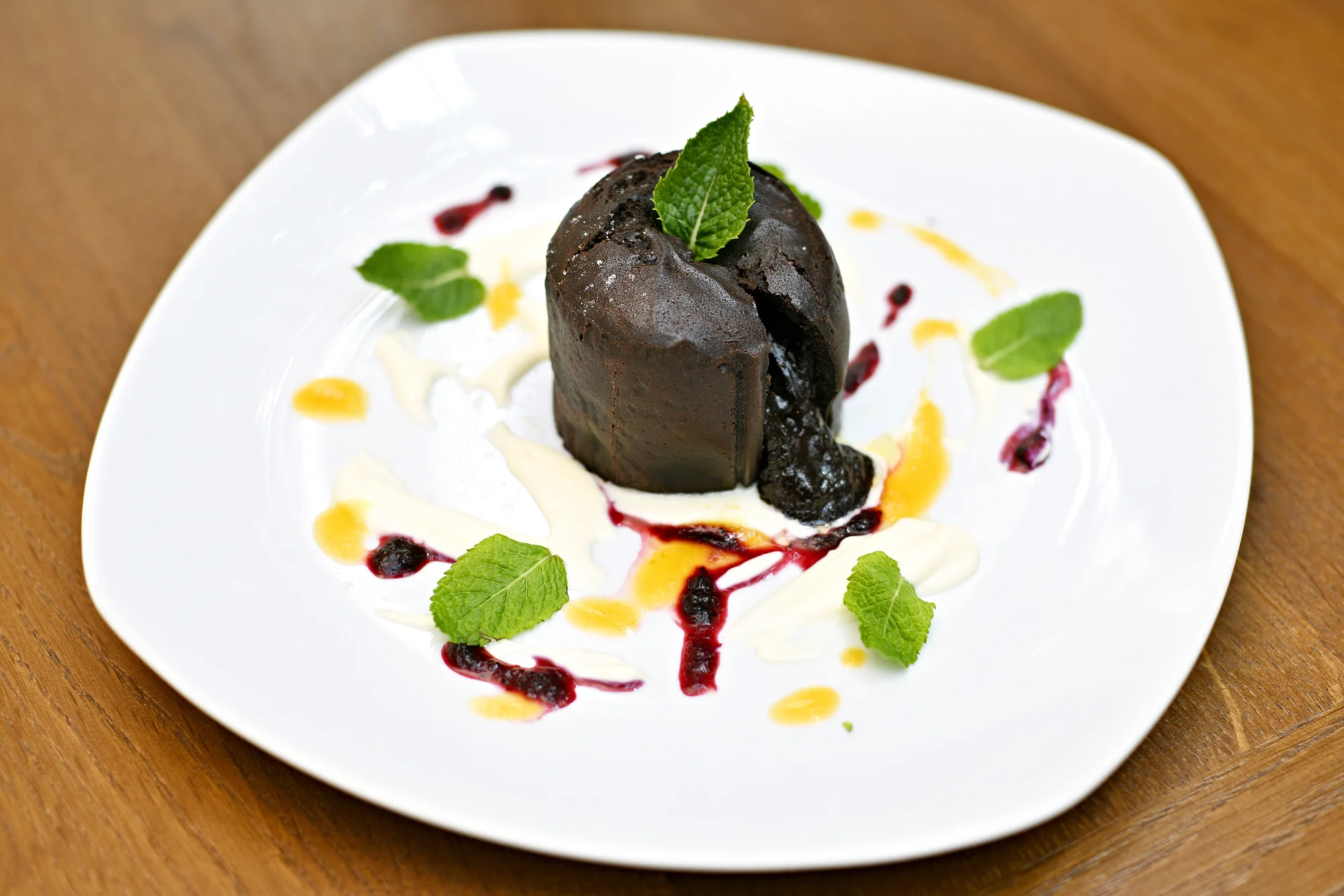 Tříchodové menu v moderní restauraci s celoročně otevřenou zahrádkou pro 2 osoby