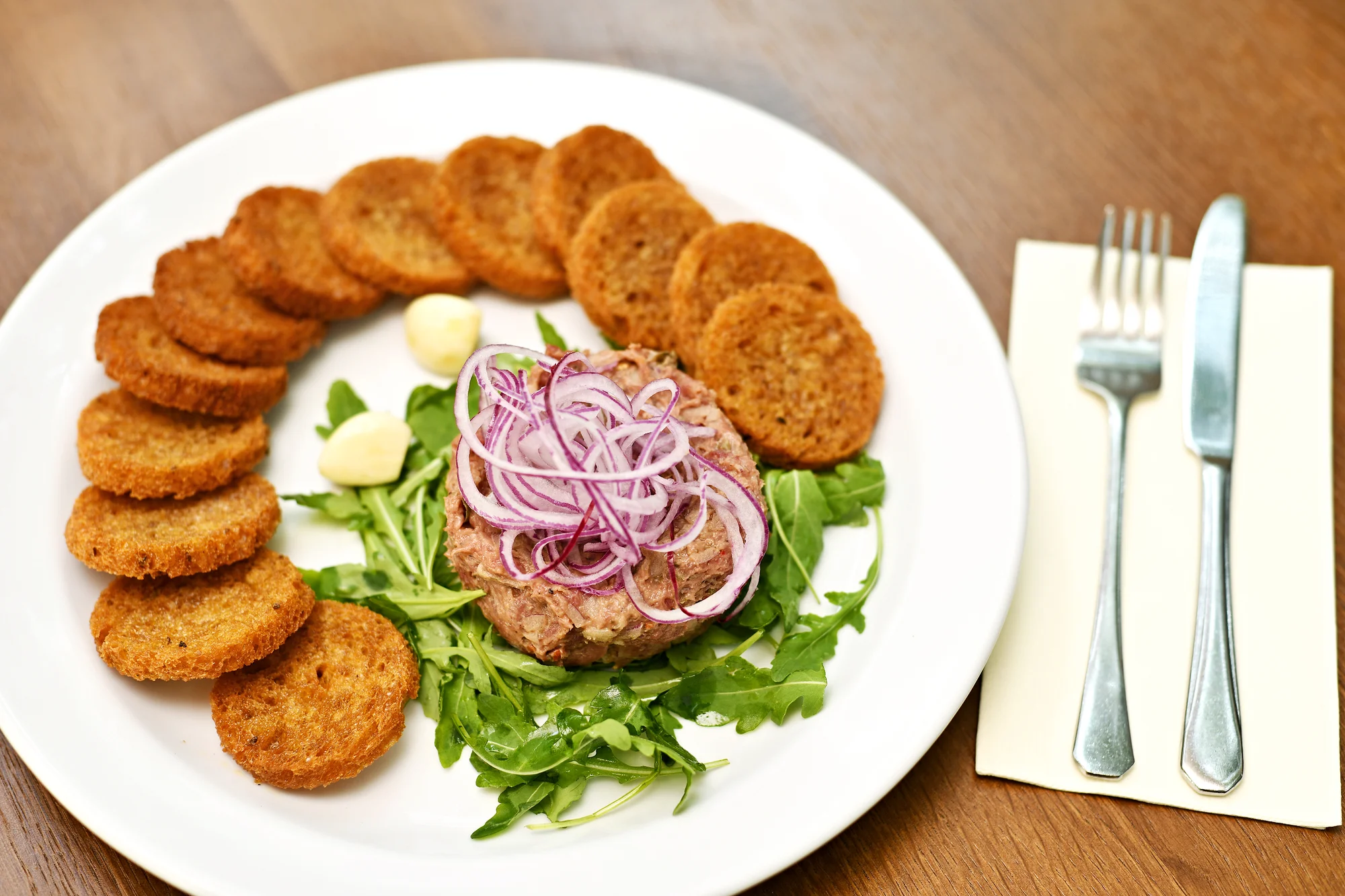 Tříchodové menu v moderní restauraci s celoročně otevřenou zahrádkou pro 2 osoby