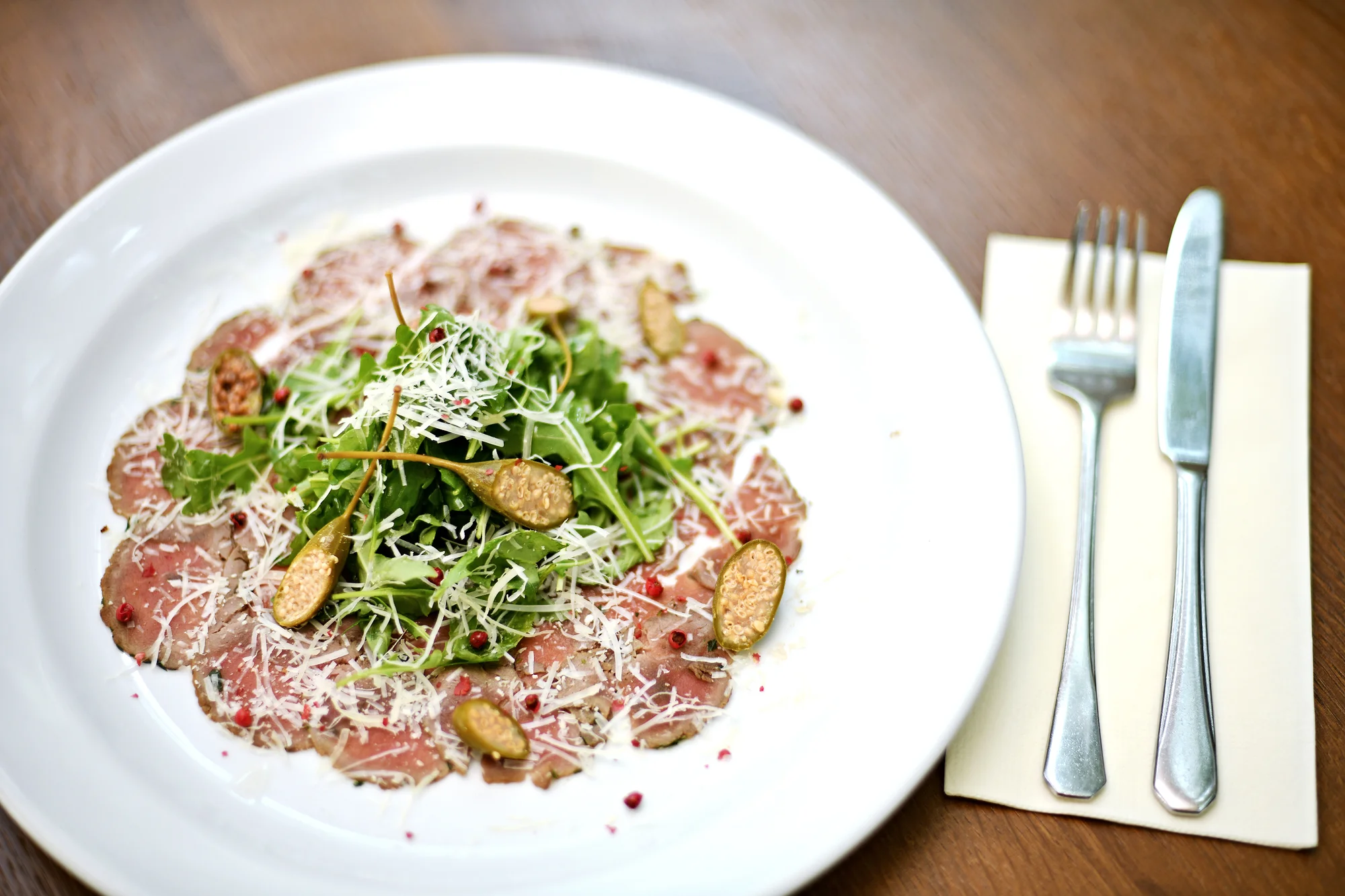 Tříchodové menu v moderní restauraci s celoročně otevřenou zahrádkou pro 2 osoby