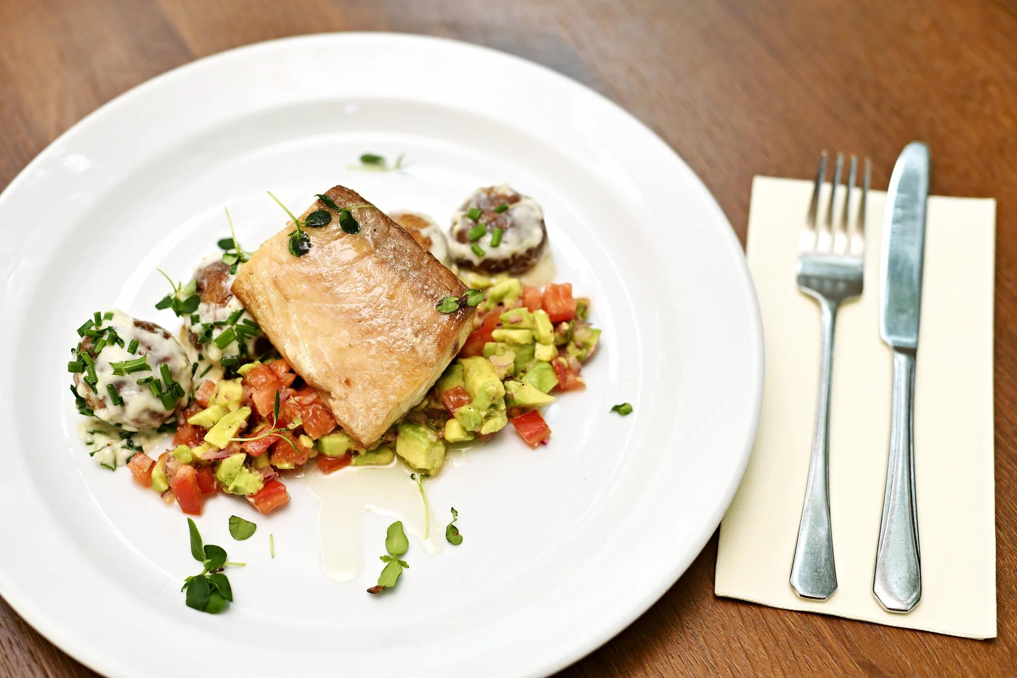 Tříchodové menu v moderní restauraci s celoročně otevřenou zahrádkou pro 2 osoby