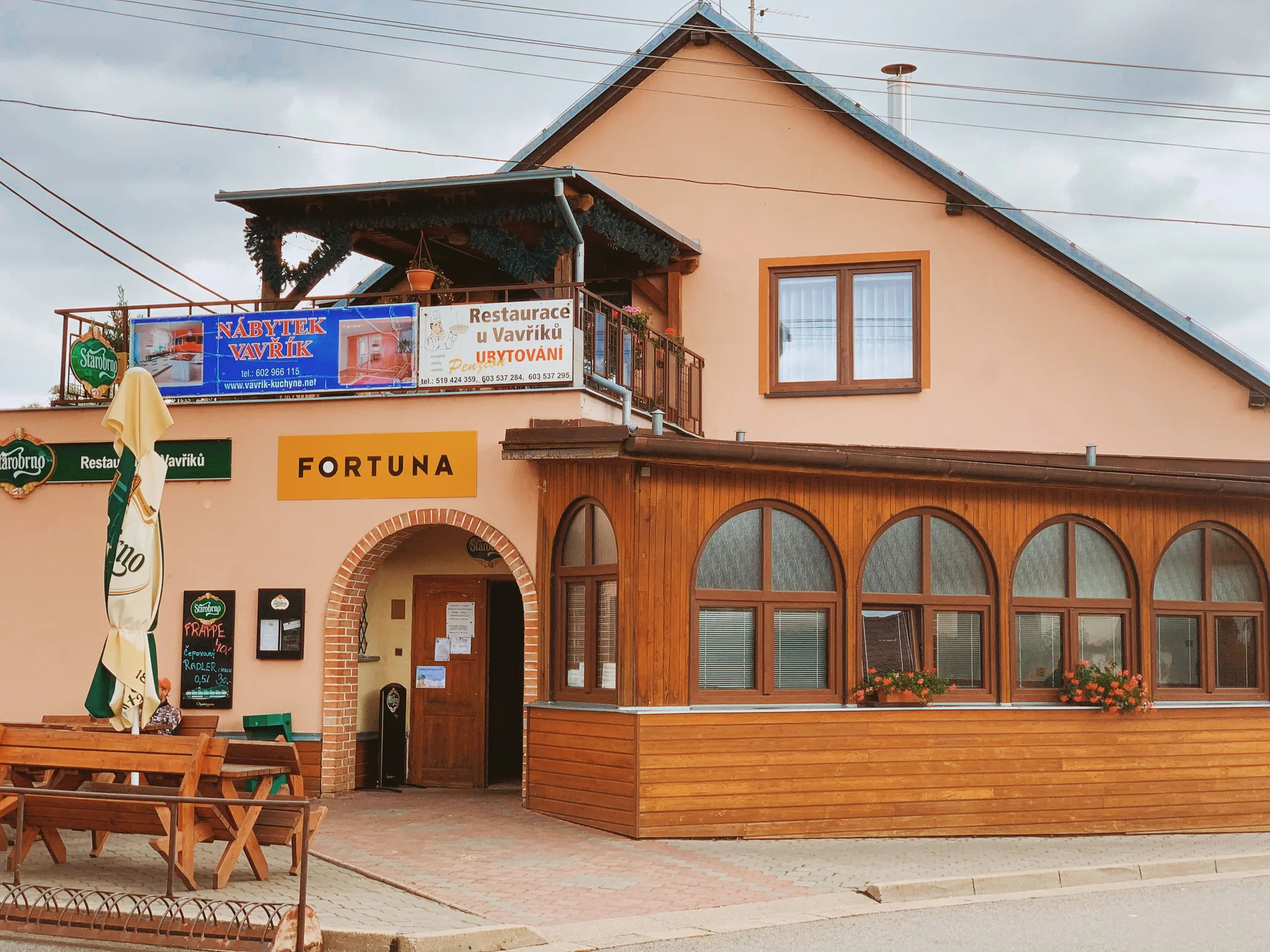 Dvouchodové menu pro dvě osoby: steak ze svíčkové, příloha i palačinka s džemem a ovocem