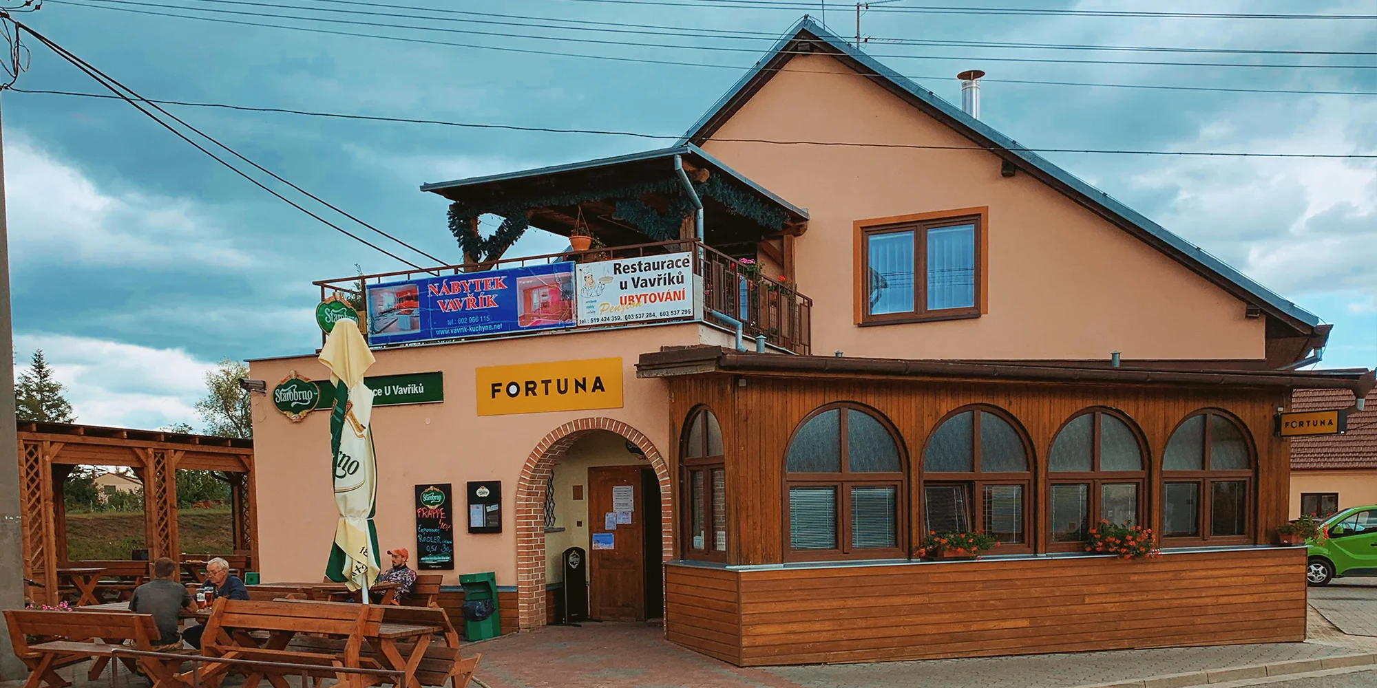 Dvouchodové menu pro dvě osoby: steak ze svíčkové, příloha i palačinka s džemem a ovocem
