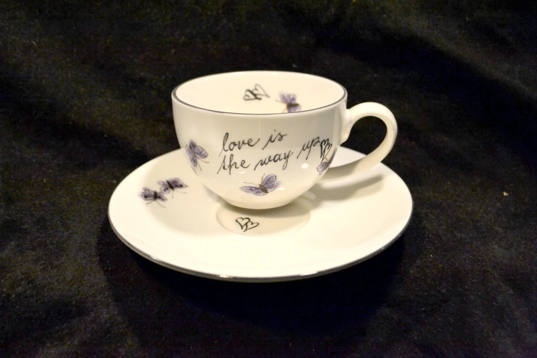 Namalujte si vlastní hrníček, talíř nebo dlaždičku jako obrázek na kurzu malování porcelánu