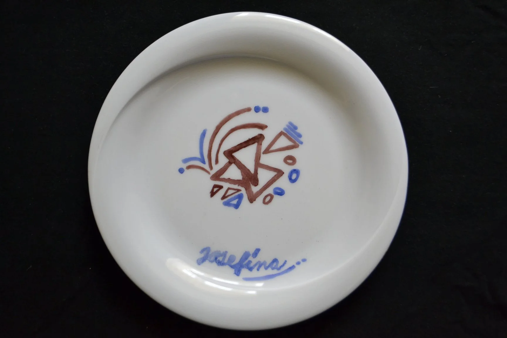 Namalujte si vlastní hrníček, talíř nebo dlaždičku jako obrázek na kurzu malování porcelánu
