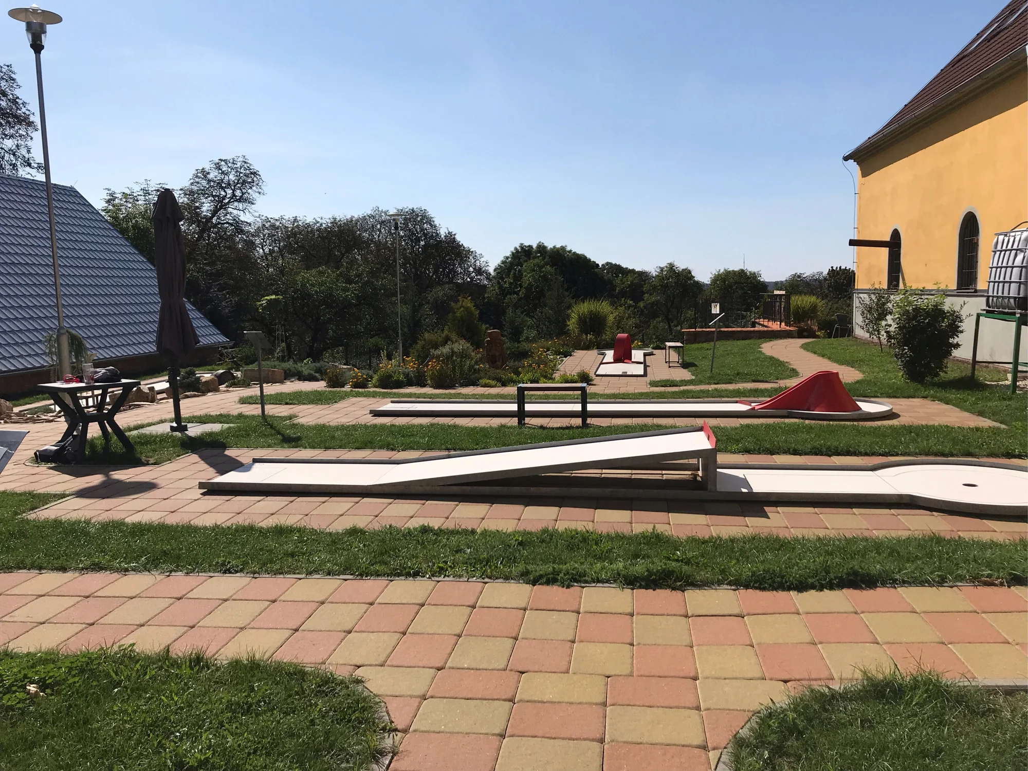 Celodenní vstup na minigolf pro 2 osoby nebo celou rodinu a nápoj k tomu