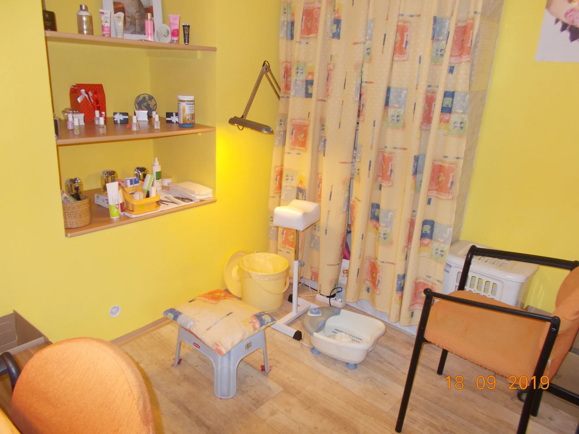 Blaho pro ruce a nohy: mokrá aroma pedikúra a klasická manikúra pro ženy