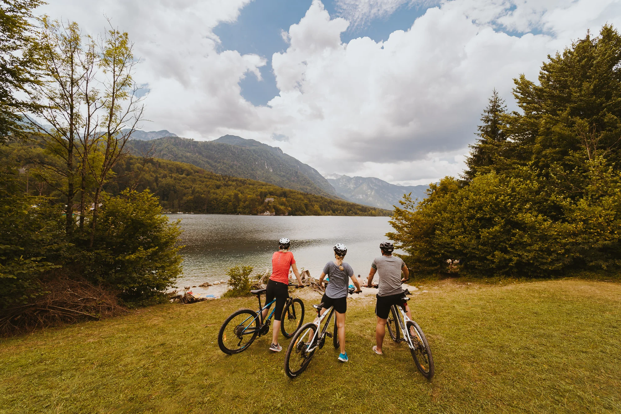 Pobyt ve slovinských Alpách u jezera Bohinj: bazén, strava a lyžování