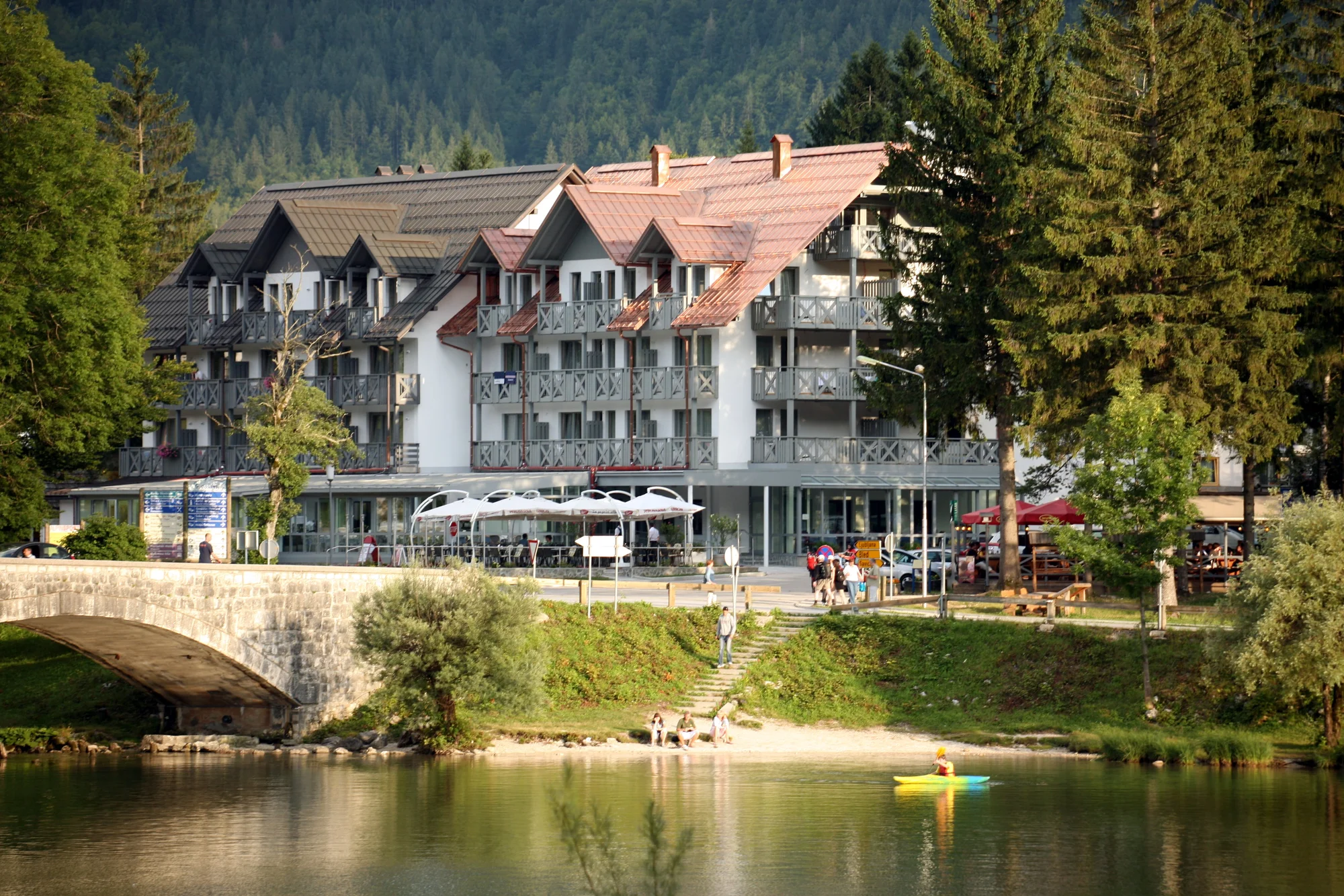Pobyt ve slovinských Alpách u jezera Bohinj: bazén, strava a lyžování