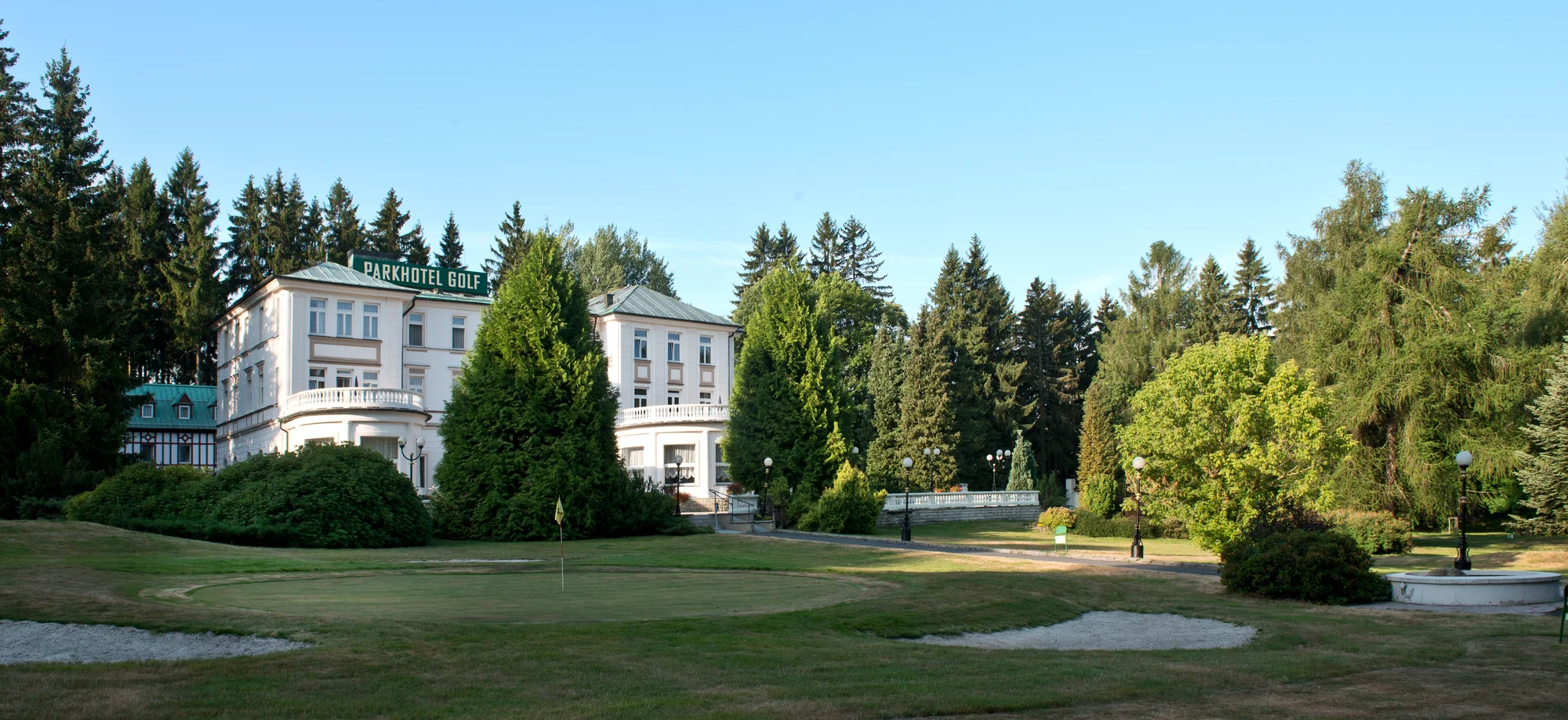 Pobyt ve 4* hotelu v Mariánských Lázních: jídlo, vyhřívaný bazén i wellness procedury