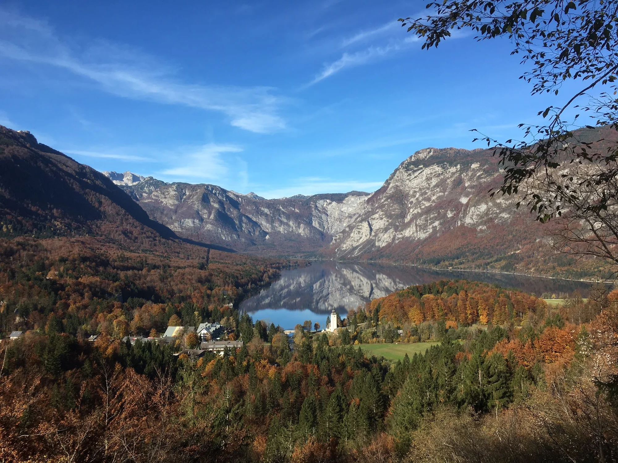 Pobyt ve slovinských Alpách u jezera Bohinj: bazén, strava a lyžování